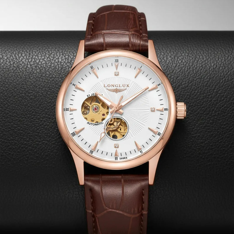 Movimento automático do LongLux Dornell Gold — mecanismo visível através do mostrador skeleton