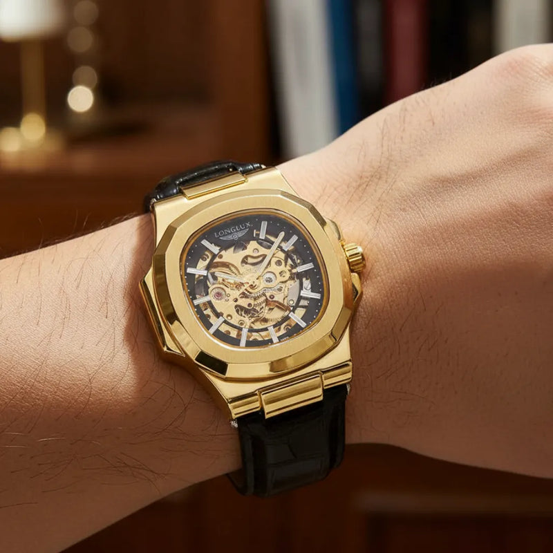 Detalhe do LongLux Vanguard — relógio skeleton dourado mostrando engrenagens e ponteiros luminosos