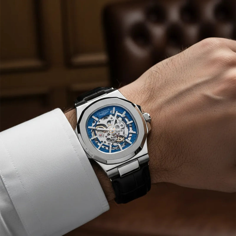 Detalhe do LongLux Vanguard Blue — mostrador esqueleto azul com engrenagens visíveis e ponteiros luminosos